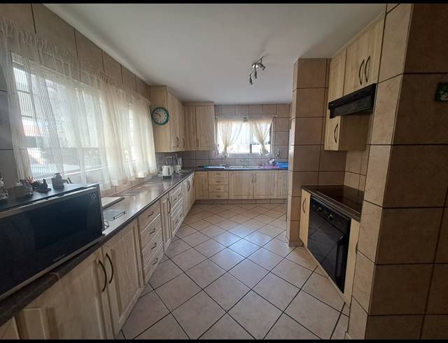 3 BEDROOM TOWNHOUSE TO LET IN ARCON PARK